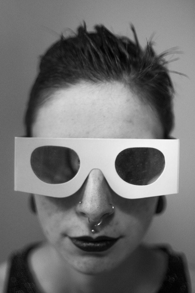 portrait en noir et blanc. lunettes de l’éclipse de 1999.