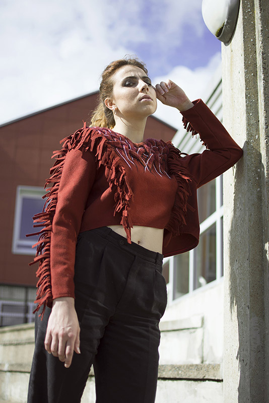 photographie de mode, pull rouge brique fait mains par Nina Richard.