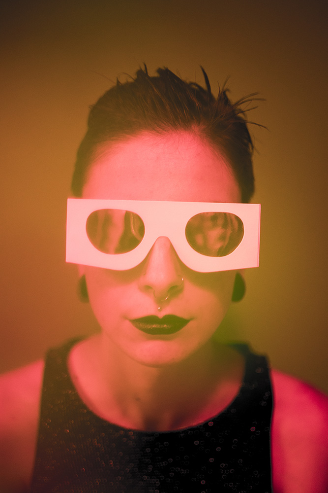 portrait coloré. lunettes de l’éclipse de 1999.
