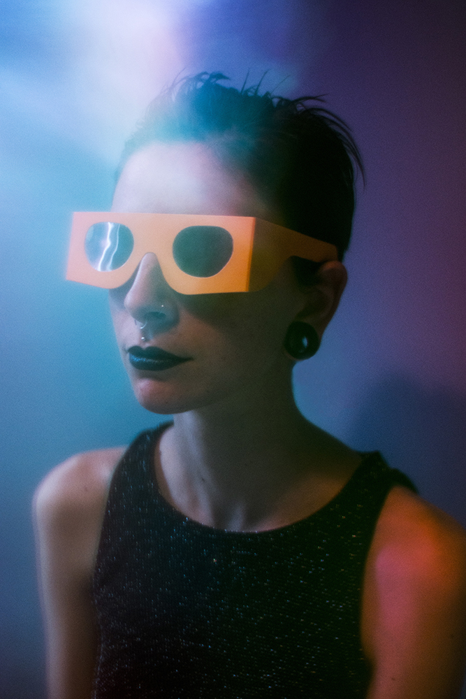 portrait coloré. lunettes de l’éclipse de 1999.