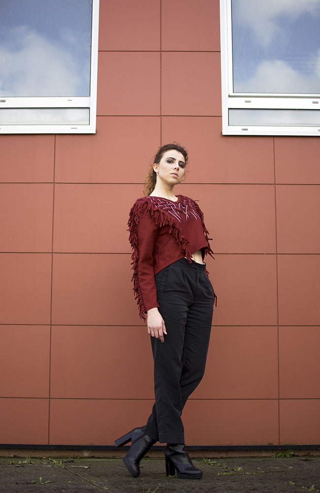 photographie de mode, pull rouge brique fait mains par Nina Richard.